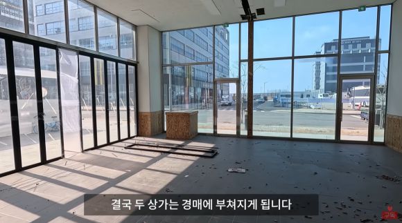 경기 시흥시 거북섬의 한 텅 빈 상가 내부. 유튜브 채널 ‘여우대장’ 캡처