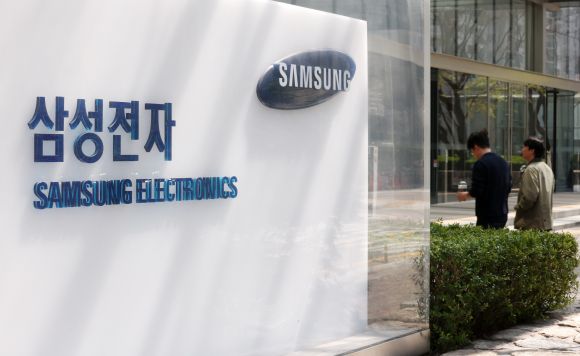 삼성전자, 갤럭시 S25 흥행에 깜짝실적 발표 - 8일 서울 서초구 삼성전자 서초사옥에서 관계자들이 드나들고 있다. 2025.4.8. 뉴스1