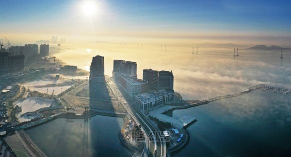 경기 시흥시 시화호의 거북섬 전경. 시화호 조성으로 생긴 간석지 위에 환경 유지 비용 충당을 위해 상업적 용도로 만든 인공섬이다. 2025.1.23 손원천 선임기자