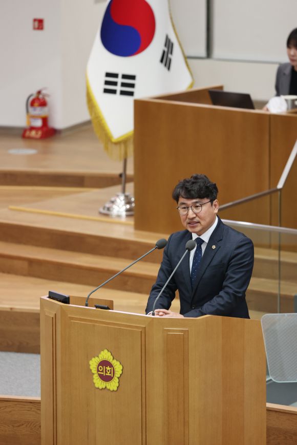 제383회 임시회 제1차 본회의에서 5분 자유발언을 하는 조성환 의원