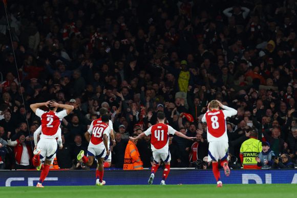 아스널 마르틴 외데고르, 윌리엄 살리바가 9일(한국시간) 영국 런던의 에미레이츠 스타디움에서 열린 2024~25 UCL 8강 1차전 레알 마드리드와의 홈 경기에서 데클런 라이스가 득점한 뒤 놀라운 듯 머리를 감싸 쥐고 있다. 로이터 연합뉴스