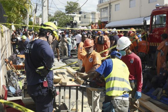 8일(현지시간) 도미니카공화국 산토도밍고의 나이트클럽 지붕 붕괴 현장에서 구조대가 생존자를 수색하고 있다. 현지 경찰은 이날 ‘제트세트’ 나이트클럽에서 가수의 공연 도중 지붕이 무너져 공연 관람 중이던 현직 주지사 포함 최소 44명이 숨지고 100여 명이 다쳤다고 밝혔다. 2025.04.09. 산토도밍고 AP 뉴시스