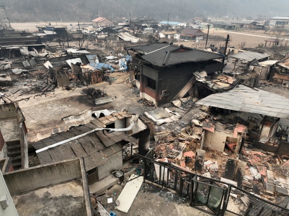 흔적만 남은 마을 - 27일 경북 안동시 임하면 추목리의 한 마을 가옥과 창고 등이 산불로 전소돼 흔적만 남아 있다. 2025.3.27 연합뉴스