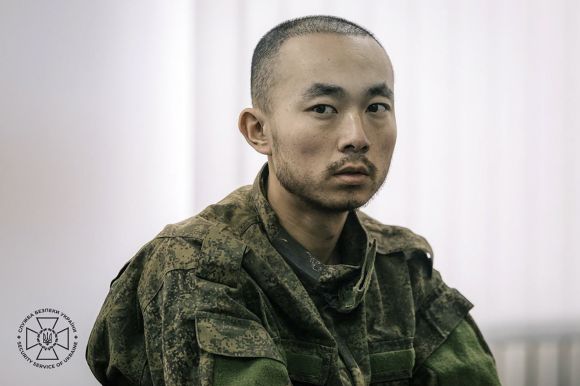 9일(현지시간) 우크라이나 보안국이 공개한 사진. 러시아군 용병으로 싸우다 최근 우크라이나 동부에서 생포됐다는 장런보라는 이름의 1998년 7월 27일생 남성이 심문에 응하고 있다. 2025.4.9 우크라 보안국