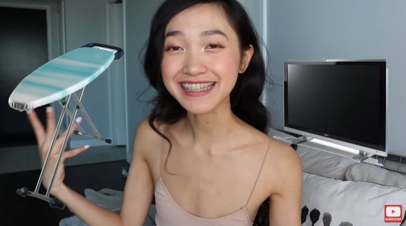 클라라 다오가 6년 전 올린 ‘작은 가슴 자신감…’ 영상에서 “저는 가슴이 작다. 보시다시피 LCD TV 스크린이나 다리미판 같다. 하지만 전 제 가슴을 자랑스럽게 여긴다”고 웃으면서 말하고 있다. 유튜브 채널 ‘Clara Dao’ 캡처