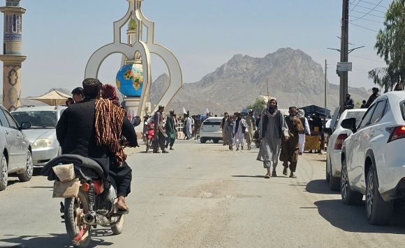 지난 11일 아프간 파라흐 지역에서 집행된 공개 처형을 지켜보고 떠나는 시민들. AFP 연합뉴스