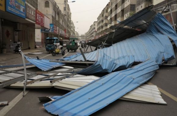 중국 안후이성 푸양의 한 도로에 강풍으로 쓰러진 금속 구조물의 잔해. AFP 연합뉴스