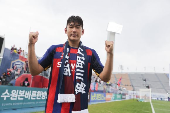수원FC 이현용이 지난 12일 수원종합운동장에서 열린 2025 프로축구 K리그1 8라운드 김천 상무와의 홈 경기에서 3-2로 승리한 뒤 기뻐하고 있다. K리그 제공