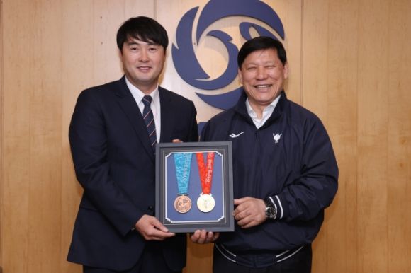 올림픽 메달 2개를 기증한 정대현(왼쪽) 삼성 코치와 허구연 KBO 총재. KBO 제공