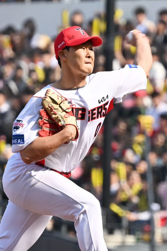 곽도규 등판 역투 - [광주=뉴시스] 이영주 기자 = 22일 오후 광주 북구 광주-기아챔피언스필드에서 열린 2025 신한 쏠뱅크 KBO 리그 개막전 NC다이노스 대 KIA타이거즈의 경기, 6회 초 KIA 중간계투 곽도규가 등판해 역투하고 있다. 2025.03.22. leeyj2578@newsis.com  <저작권자ⓒ 공감언론 뉴시스통신사. 무단전재-재배포 금지.>