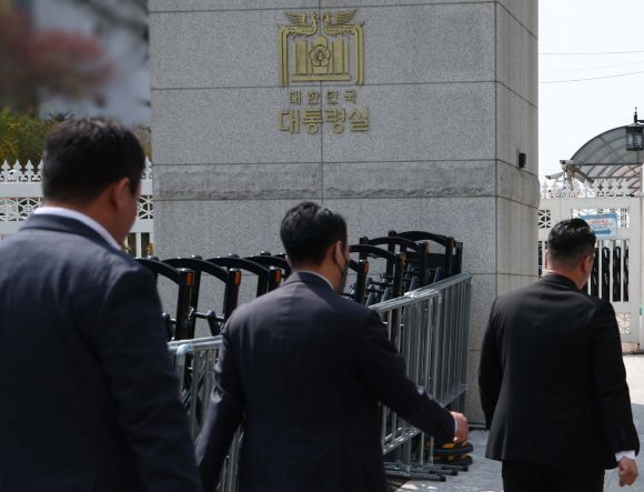 ‘특수공무집행 방해’ 윤석열 전 대통령 강제 수사… 경찰, 대통령실 압수수색 시도 - 경찰 비상계엄 특별수사단이 16일 서울 용산 대통령실 압수수색을 위해 민원실 출입구로 들어가고 있다.  연합뉴스