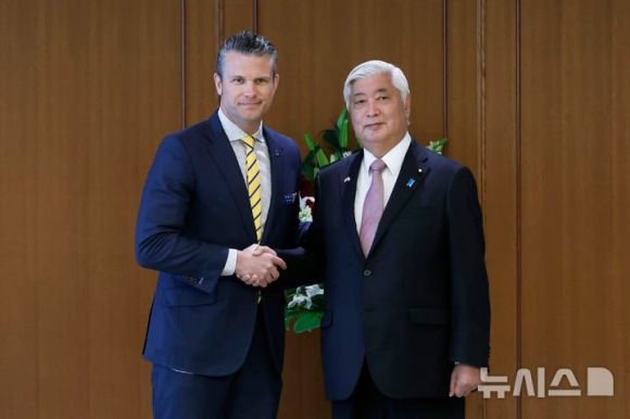 2025년 3월 30일 일본 도쿄 방위성에서 피트 헤그세스(왼쪽) 미국 국방장관과 나카타니 겐 일본 방위상이 회담에 앞서 악수하고 있다. AP 뉴시스