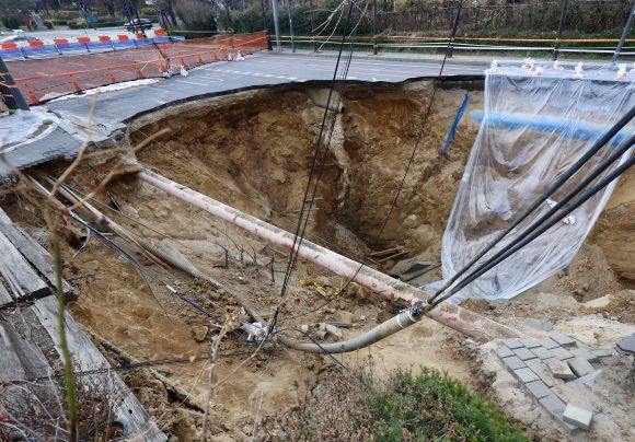 명일동 싱크홀 사고 조사 착수하는 국토부 - 30일 오후 서울 강동구 명일동 지반침하(싱크홀) 사고 현장 모습. 2025.3.30 뉴시스