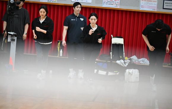 17일 서울 마포구 마포체력인증센터에서 이스타항공 승무원·교관들이 첫 승무원 체력시험 도입을 앞두고 체력 측정 및 훈련을 하고 있다. 2025.4.17 홍윤기 기자