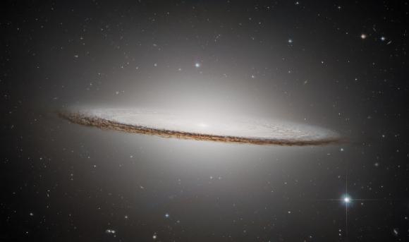 허블우주망원경이 촬영한 솜브레로 은하. ESA/Hubble & NASA, K. Noll