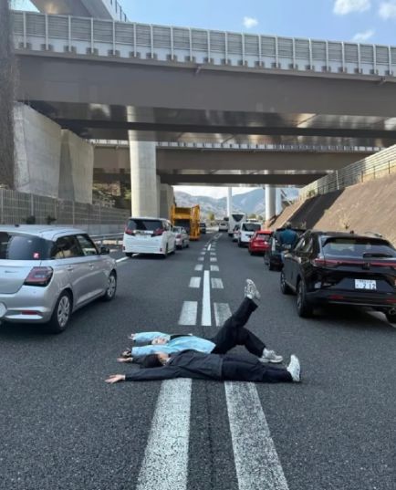 지난 5일 일본 도쿄와 후지산을 잇는 고속도로에서 관광버스 충돌사고가 발생한 가운데, 사고 현장에서 ‘인생 사진’을 찍은 중국인 여성들에게 비난이 쏟아졌다. SCMP, 웨이신 캡처