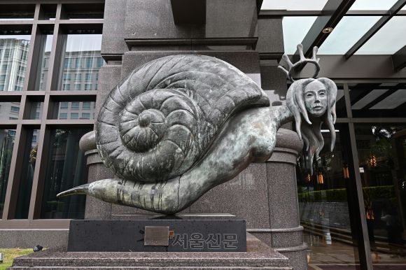 파크뷰 스퀘어 빌딩 앞의 조각상. 사진은 살바도르 달리의 ‘스네일 퀸’이다.