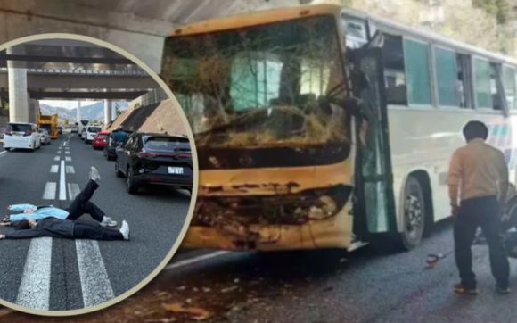 지난 5일 일본 도쿄와 후지산을 잇는 고속도로에서 관광버스 충돌사고가 발생한 가운데, 사고 현장에서 ‘인생 사진’을 찍은 중국인 여성들(왼쪽 사진)에게 비난이 쏟아졌다. SCMP, 웨이신 캡처