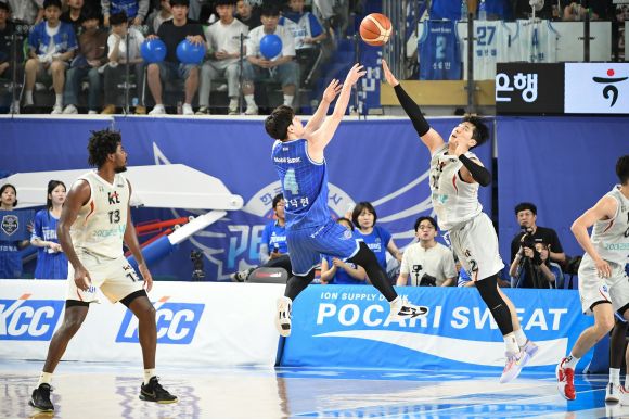 대구 한국가스공사 김낙현이 18일 대구체육관에서 열린 2024~25 프로농구 6강 플레이오프 4차전 수원 kt와의 홈 경기에서 슛하고 있다. KBL 제공