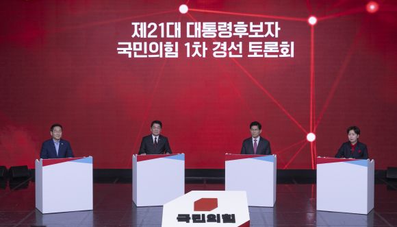 국민의힘 제21대 대선 후보자 1차 경선 토론회 - 19일 서울 강서구 ASSA아트홀에서 열린 국민의힘 제21대 대통령 후보자 1차 경선 토론회에서 A조 후보들이 토론을 하고 있다. 왼쪽부터 유정복, 안철수, 김문수, 양향자 후보.  연합뉴스