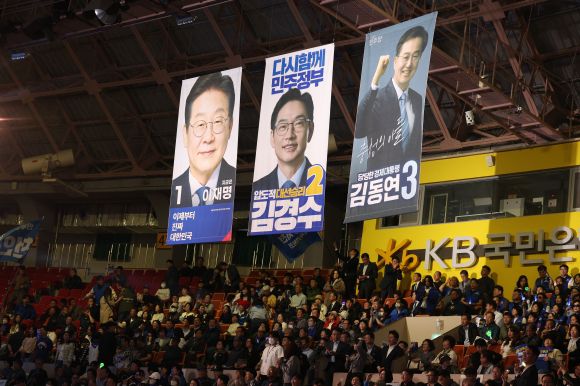 19일 오후 충북 청주시 서원구 청주체육관에서 열린 제21대 대통령선거 후보자 선출을 위한 충청권 합동연설회에서 당원들 지지 후보들의 이름을 연호하고 있다. 뉴시스