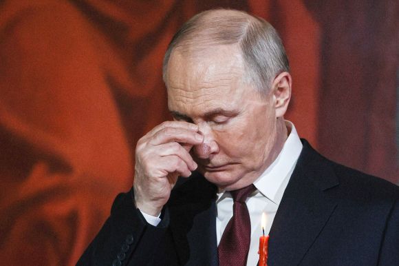 블라디미르 푸틴 러시아 대통령은 20일(현지시간) 러시아 정교회 수장인 키릴 총대주교가 이끄는 구세주 그리스도 대성당의 부활절 예배에 참석했다.