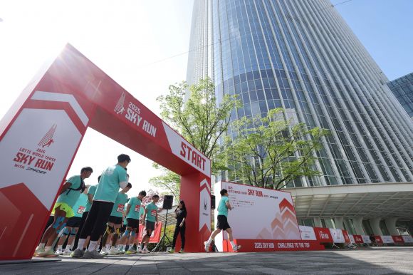 ‘걸어서 저 하늘까지’ 2025 롯데월드타워 스카이런 - 20일 서울 송파구 롯데월드타워에서 열린 ‘2025 롯데월드타워 스카이런 위드 스파이더(SPYDER)’에서 참가자가 출발하고 있다.     롯데물산이 주최하는 스카이런은 롯데월드타워 123층, 555m, 총 2917개의 계단을 오르는 국내 최고 높이의 수직 마라톤 대회다. 2025.4.20 연합뉴스