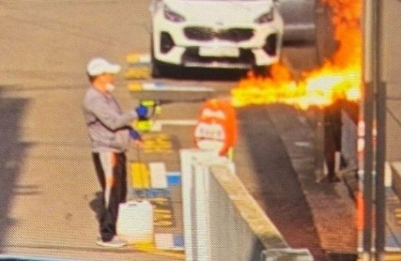 21일 오전 서울 관악구 봉천동에서 60대 남성이 농약살포기를 이용해 건물을 향해 불꽃을 발사하고 있다.(온라인 커뮤니티 갈무리. 재판매 및 DB 금지) 뉴스1