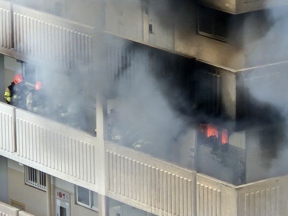 21일 서울 관악구 봉천동에 위치한 아파트에 방화로 인한 화재가 발생했다. 독자제공