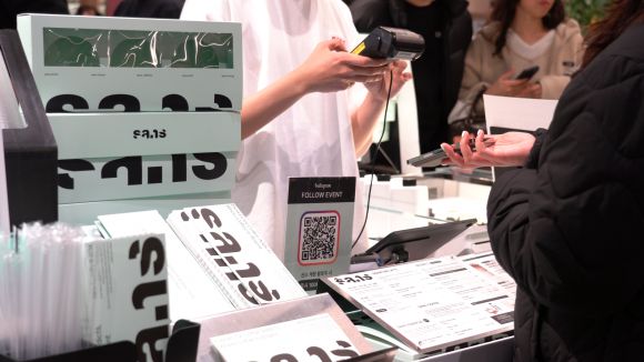 15일 여의도 더현대 서울의 산스커피 팝업스토어에 손님들이 줄지어 서 있다. 2025.04.15 이정민 인턴기자