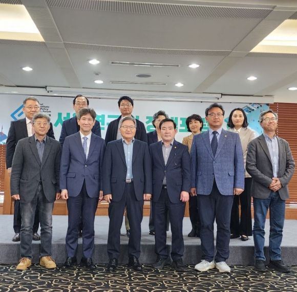 지난 18일 열린 ‘1회 서울연구원 정책포럼’에서 참석자들이 기념촬영을 하고 있다.