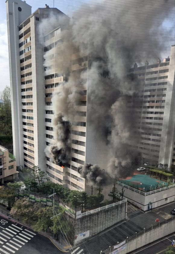 1.4㎞ 떨어진 아파트 4층에서 같은 방식으로 방화를 저질러 불길과 함께 연기가 치솟는 모습. 뉴스1