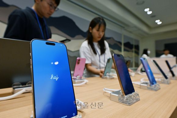 애플 아이폰 16 시리즈 및 애플 워치 국내 공식 출시일인 20일 고객 및 관계자가 전시 제품을 살펴보고 있다. 서울신문DB