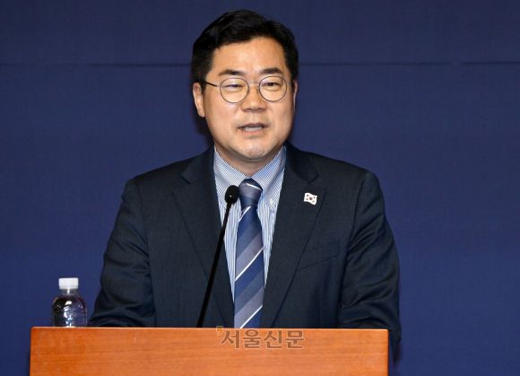 박찬대 더불어민주당 당대표 직무대행 겸 원내대표가 22일 서울 여의도 국회 사랑재에서 열린 국회 미래산업포럼 발족식에서 축사를 하고 있다. 2025.4.22 안주영 전문기자