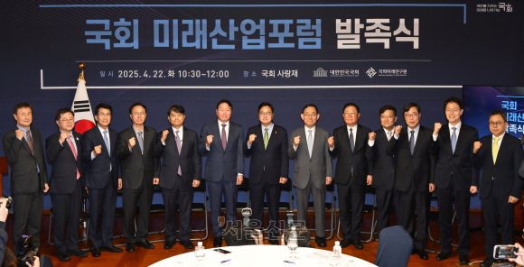 우원식 국회의장과 주호영 국회부의장, 최태원 대한상공회의소 회장, 김기식 국회미래연구원장을 비롯한 운영위원들이 22일 서울 여의도 국회 사랑재에서 열린 국회 미래산업포럼 발족식에서 기념촬영을 하고 있다. 2025.4.22 안주영 전문기자