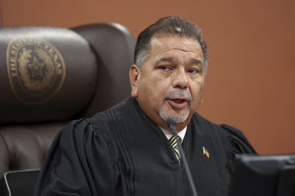 샘 메드라노 판사가 월마트 총기 난사범 패트릭 크루시우스의 청문회에서 연설하는 모습. 2025.4.22 연합뉴스