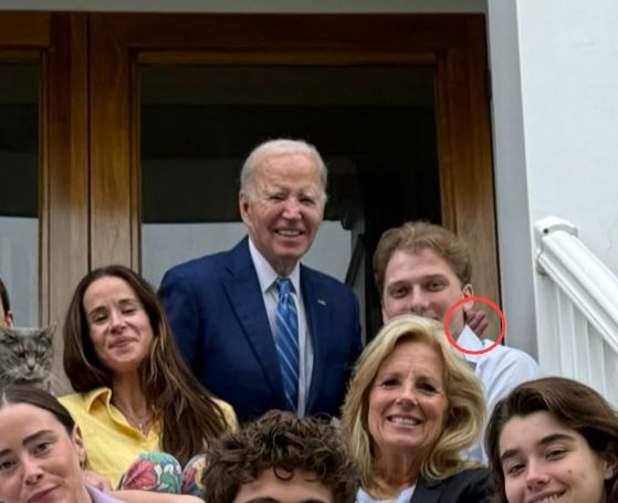 일부 네티즌은 조 바이든(맨 뒤) 전 미국 대통령의 앉은 자세로 볼 때 가족에게 올린 손(빨간색 원)의 위치가 어색하다고 주장했다. 조 바이든 엑스(X·옛 트위터) 캡처