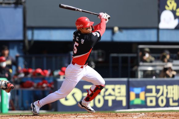 KIA 타이거즈 김도영이 지난달 13일 서울 잠실야구장에서 열린 2025 KBO 두산 베어스와의 시범경기에서 타격하고 있다. KIA 타이거즈 제공