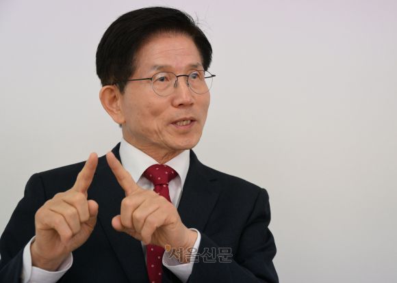 국민의힘 대선 경선에 출마한 김문수 전 고용노동부 장관이 16일 서울 여의도 대하빌딩 ‘김문수 승리캠프’에서 진행한 서울신문과의 인터뷰에서 손가락으로 이재명 전 더불어민주당 대표와의 ‘일대일 대결’을 표현하고 있다. 김 전 장관은 “자유민주주의 체제를 지키고 이 전 대표를 이기기 위해서 ‘피할 수 없는 자리’라 생각해 결심했다”고 출마 이유를 밝혔다. 안주영 전문기자