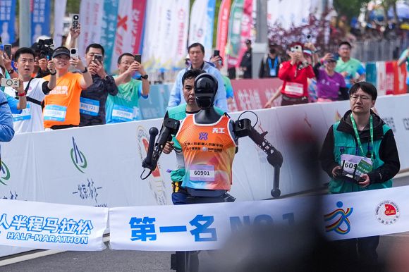 중국 베이징에서 열린 인간 마라톤 대회에 참가해 달리고 있는 휴머노이드 로봇 톈궁. 바이두 캡처