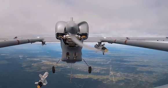 KAB-20 유도 폭탄을 탑재한 러시아의 포르포스트-R 드론. 2021년 9월. 출처=러시아 국방부