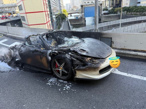 일본의 음악 프로듀서 혼콘이 지난 16일 자신의 엑스(X·옛 트위터) 계정을 통해 구매한 지 1시간밖에 되지 않은 ‘페라리 458 스파이더’가 화재로 완전히 전소됐다고 알렸다. 엑스 캡처