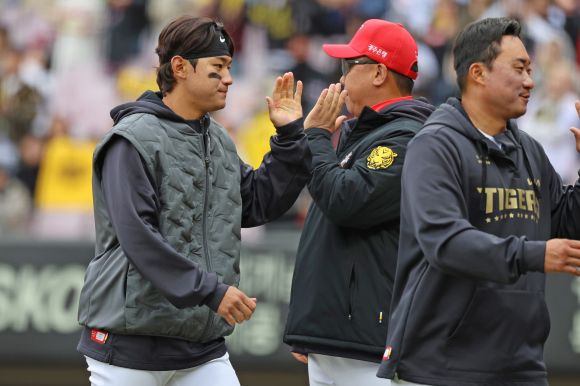 KIA 타이거즈 김도영이 지난달 15일 광주 기아챔피언스필드에서 열린 2025 KBO 삼성 라이온즈와의 시범경기를 마치고 이범호 감독과 하이파이브하고 있다. KIA 타이거즈 제공