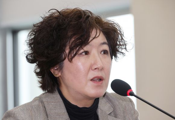 답변하는 박미나 MBC 경영본부장 - 18일 서울 여의도 국회에서 고 오요안나 MBC 기상캐스터 사망 사건 관련 긴급 현안 질의 등을 위해 열린 과학기술정보방송통신위원회 전체회의에서 박미나 MBC 경영본부장이 질의에 답변하고 있다. 2025.4.18 연합뉴스