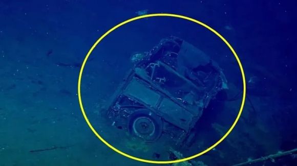 침몰한 USS 요크타운에서 발견된 자동차. NOAA