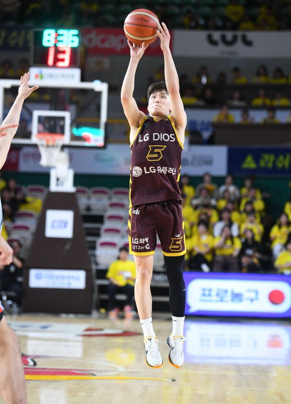 창원 LG 양준석이 24일 창원체육관에서 열린 2024~25 프로농구 4강 플레이오프 1차전 울산 현대모비스와의 홈경기에서 슛하고 있다. KBL 제공