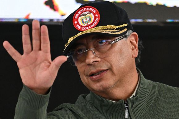 구스타보 페트로 콜롬비아 대통령이 2025년 4월 5일 콜롬비아 파스토에서 민족해방군 게릴라 단체인 코무네로스 델 수르와 함께한 행사에서 손을 흔들고 있다. AFP 연합뉴스