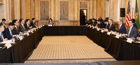 한-미 2+2 통상협의 시작 - 주요 20개국(G20) 재무장관회의 및 국제통화금융위원회(IMFC)‘에 참석차 미국 워싱턴D.C를 방문중인 최상목 부총리 겸 기획재정부 장관이 안덕근 산업통상자원부 장관과 함께 24일(현지시간) 미국 워싱턴 DC 재무부에서 열린 ’한-미 2+2 통상협의(Trade Consultation)‘를　시작하고 있다. 2025.4.24 기획재정부 제공