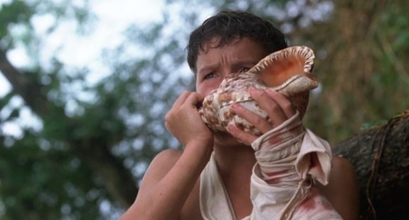 영화 ‘파리대왕’ 한 장면. 랄프가 소라를 불고 있다.