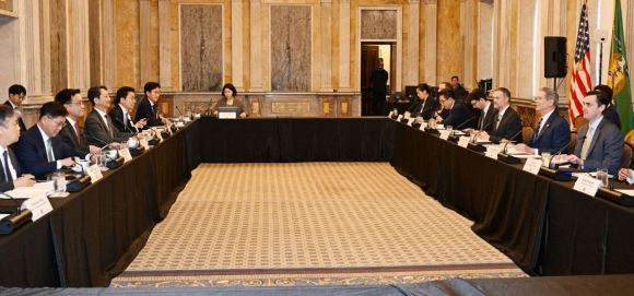 최상목 부총리 겸 기획재정부 장관이 안덕근 산업통상자원부 장관과 함께 24일(현지시간) 미국 재무부에서 열린 ‘한-미 2+2 통상협의(Trade Consultation)’ 참석, 스콧 베센트 미국재무장관, 제이미슨 그리어 미국무역대표부(USTR) 대표와 회의를 하고 있다. (기획재정부 제공)